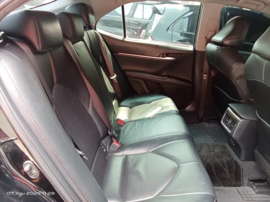 Foto Mobil Bekas Kabin Belakang Toyota Camry 2.5 V tahun 2019