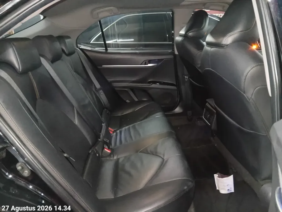 Foto Mobil Bekas Kabin Belakang Toyota Camry 2.5 V tahun 2019