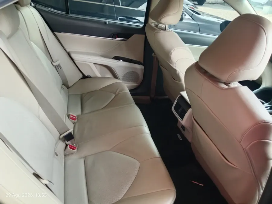 Foto Mobil Bekas Kabin Belakang Toyota Camry 2.5 V tahun 2019