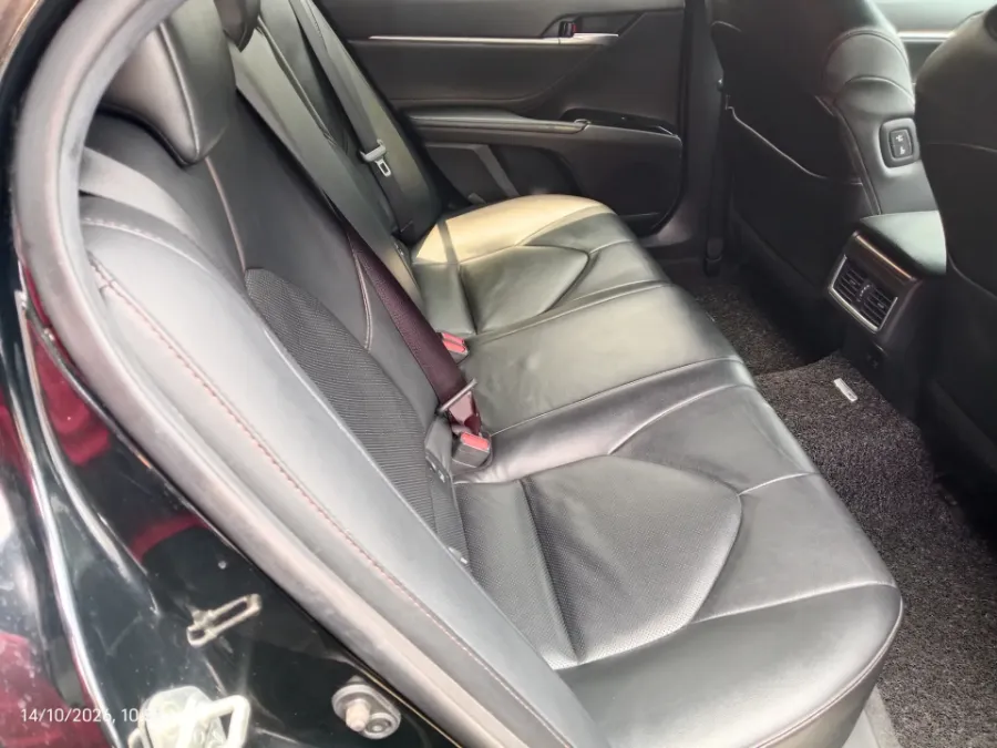 Foto Mobil Bekas Kabin Belakang Toyota Camry 2.5 V tahun 2019