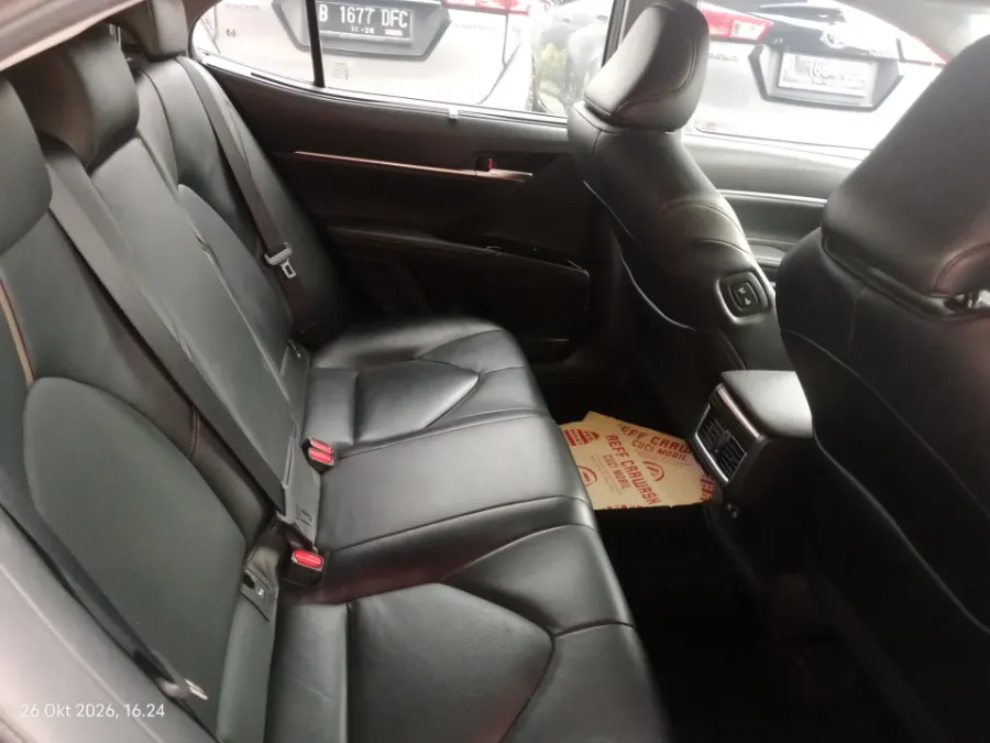 Foto Mobil Bekas Kabin Belakang Toyota Camry 2.5 V tahun 2019