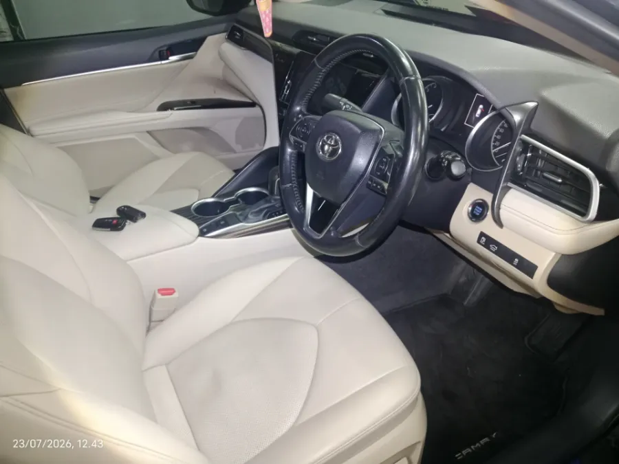Foto Mobil Bekas Kabin Depan Toyota Camry 2.5 V tahun 2019
