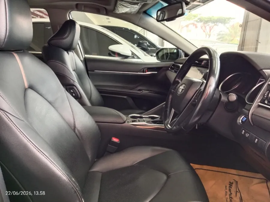 Foto Mobil Bekas Kabin Depan Toyota Camry 2.5 V tahun 2019