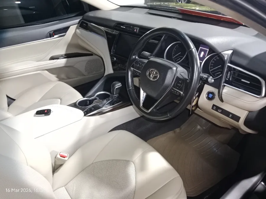 Foto Mobil Bekas Kabin Depan Toyota Camry 2.5 V tahun 2019