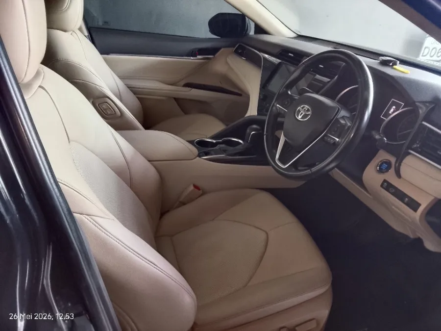 Foto Mobil Bekas Kabin Depan Toyota Camry 2.5 V tahun 2019