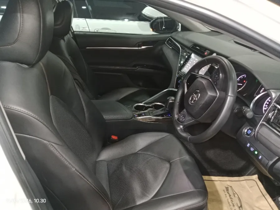 Foto Mobil Bekas Kabin Depan Toyota Camry 2.5 V tahun 2019