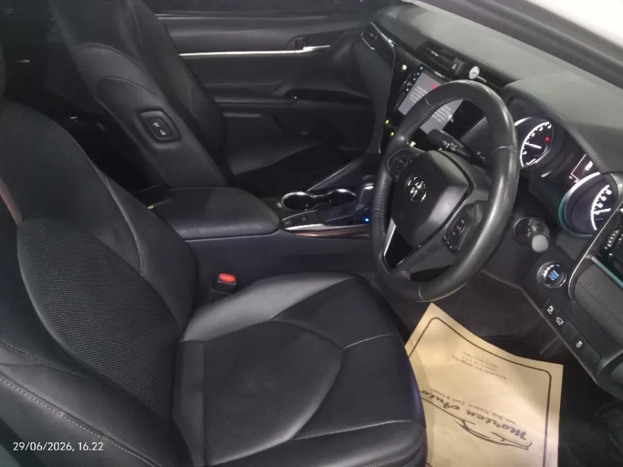 Foto Mobil Bekas Kabin Depan Toyota Camry 2.5 V tahun 2019