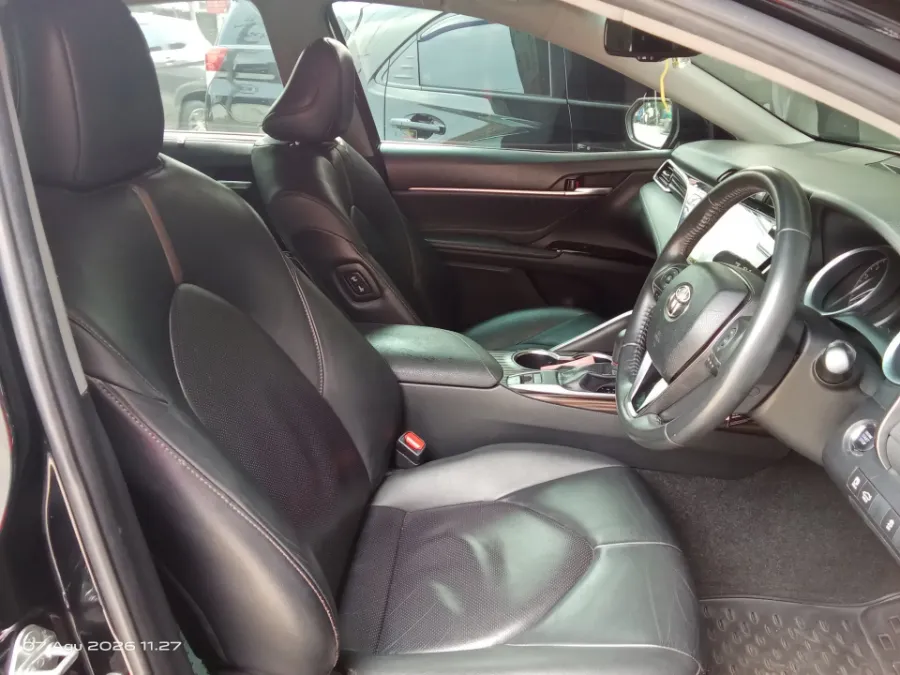 Foto Mobil Bekas Kabin Depan Toyota Camry 2.5 V tahun 2019