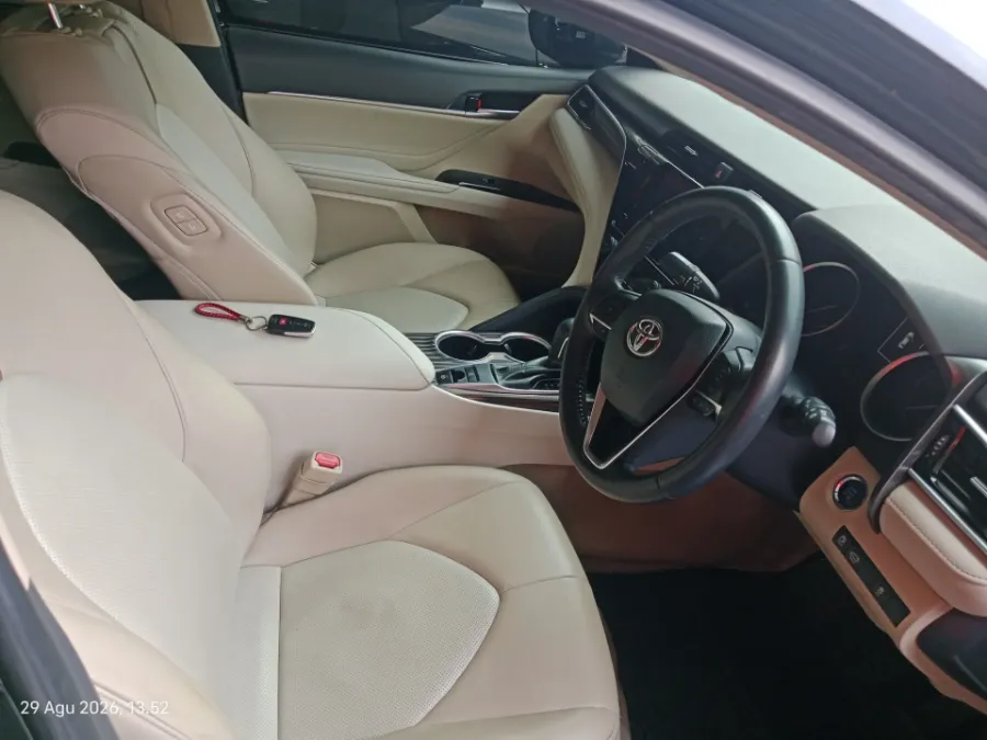 Foto Mobil Bekas Kabin Depan Toyota Camry 2.5 V tahun 2019