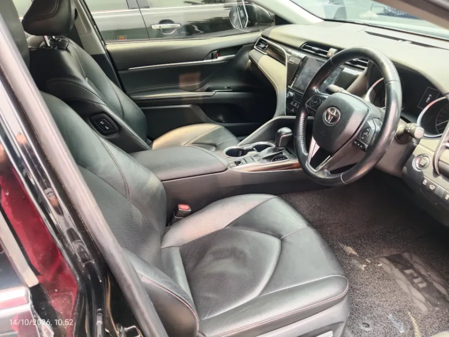 Foto Mobil Bekas Kabin Depan Toyota Camry 2.5 V tahun 2019