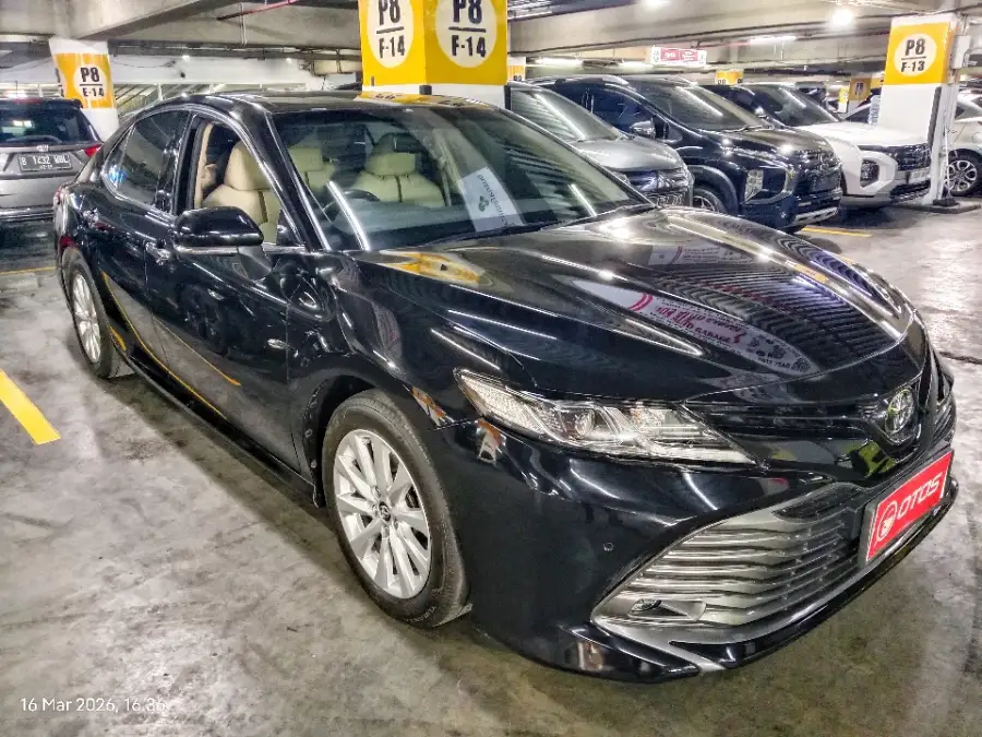 Foto Mobil Bekas Kanan Depan Toyota Camry 2.5 V tahun 2019