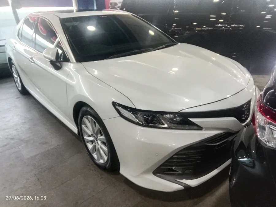 Foto Mobil Bekas Kanan Depan Toyota Camry 2.5 V tahun 2019