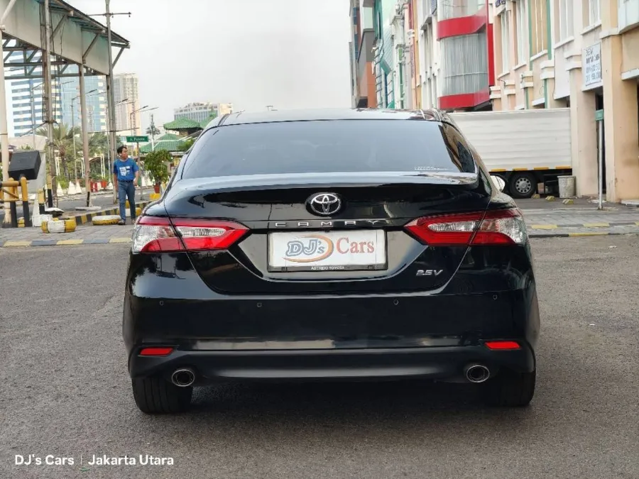 Foto Mobil Bekas Tampak Belakang Toyota Camry 2.5 V tahun 2019