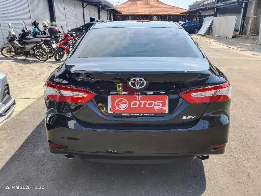 Foto Mobil Bekas Tampak Belakang Toyota Camry 2.5 V tahun 2019