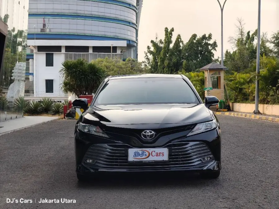 Foto Mobil Bekas Tampak Depan Toyota Camry 2.5 V tahun 2019