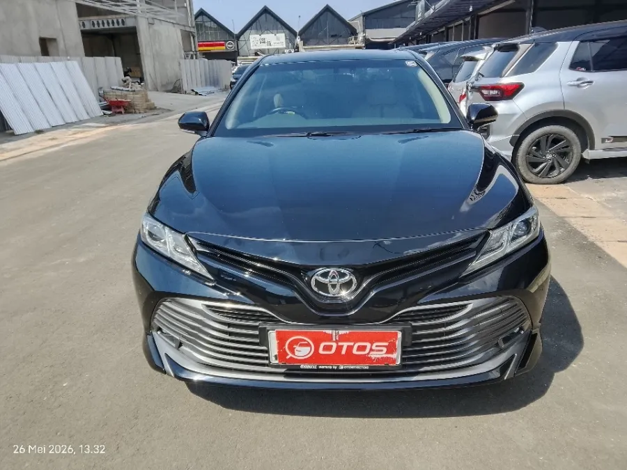 Foto Mobil Bekas Tampak Depan Toyota Camry 2.5 V tahun 2019