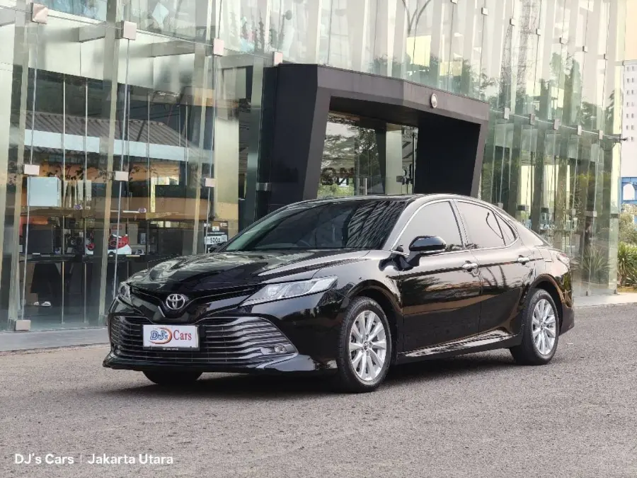 Foto Mobil Bekas Tampak Samping Toyota Camry 2.5 V tahun 2019