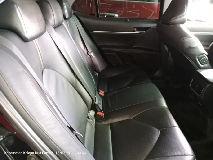 Foto Mobil Bekas Kabin Belakang Toyota Camry 2.5 V tahun 2020