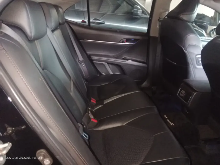 Foto Mobil Bekas Kabin Belakang Toyota Camry 2.5 V tahun 2020