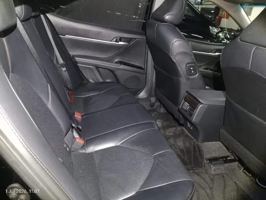 Foto Mobil Bekas Kabin Belakang Toyota Camry 2.5 V tahun 2020