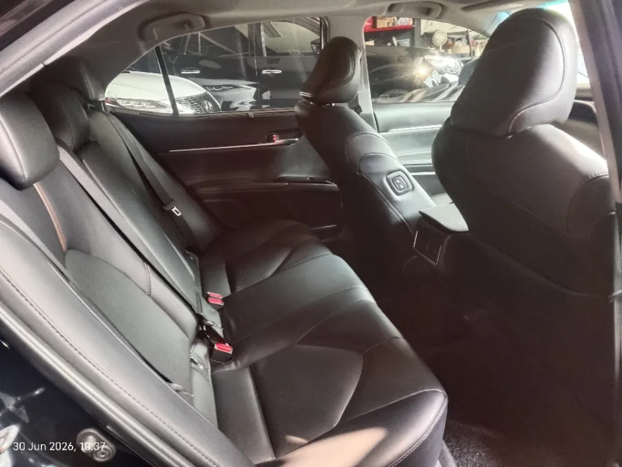Foto Mobil Bekas Kabin Belakang Toyota Camry 2.5 V tahun 2020