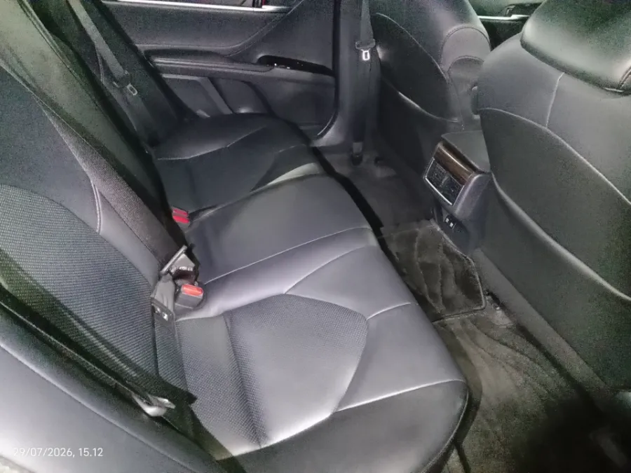 Foto Mobil Bekas Kabin Belakang Toyota Camry 2.5 V tahun 2020