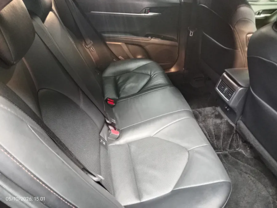Foto Mobil Bekas Kabin Belakang Toyota Camry 2.5 V tahun 2020