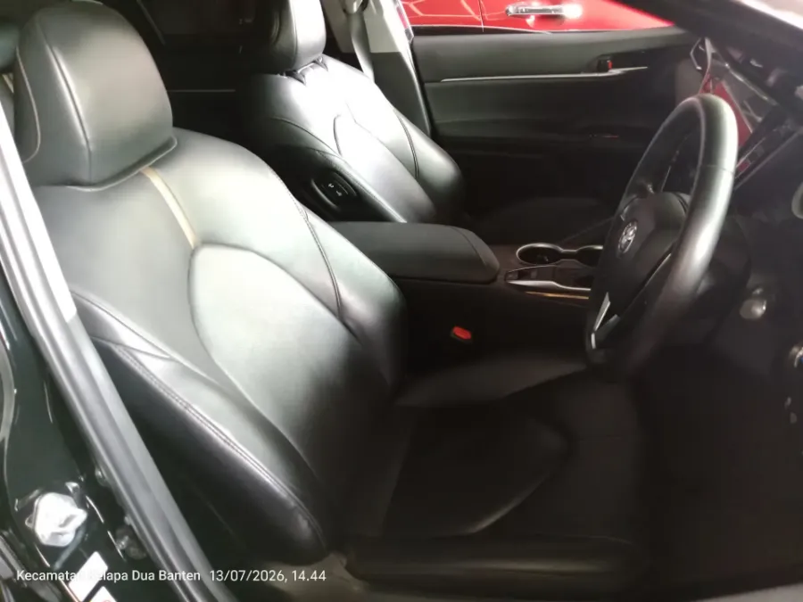 Foto Mobil Bekas Kabin Depan Toyota Camry 2.5 V tahun 2020