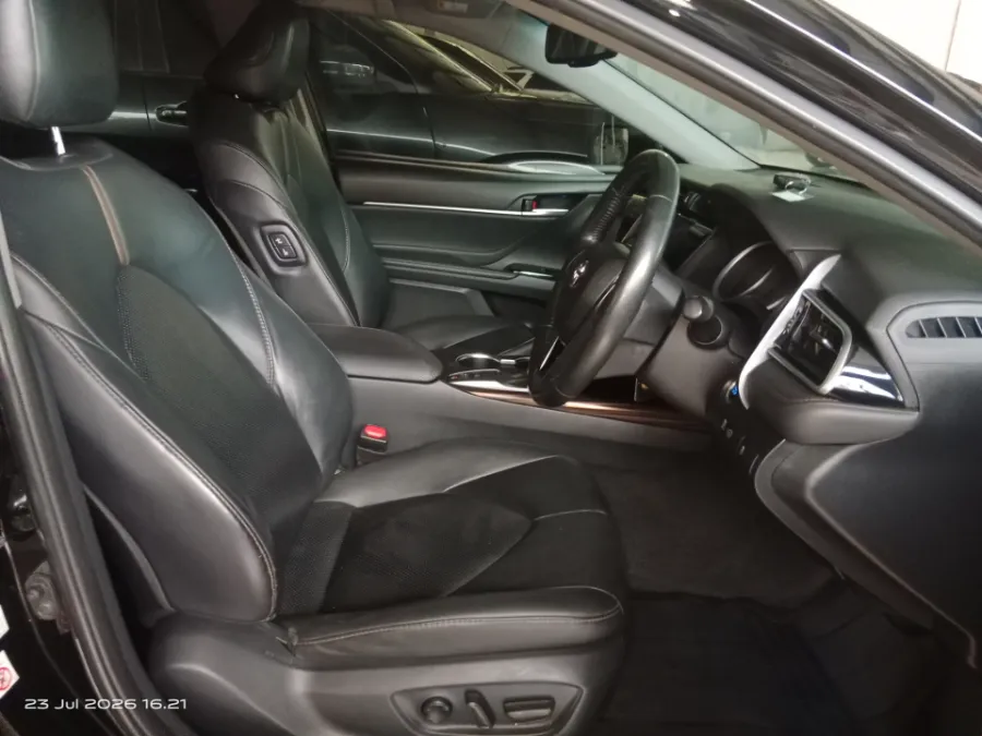 Foto Mobil Bekas Kabin Depan Toyota Camry 2.5 V tahun 2020