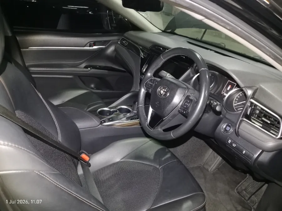 Foto Mobil Bekas Kabin Depan Toyota Camry 2.5 V tahun 2020