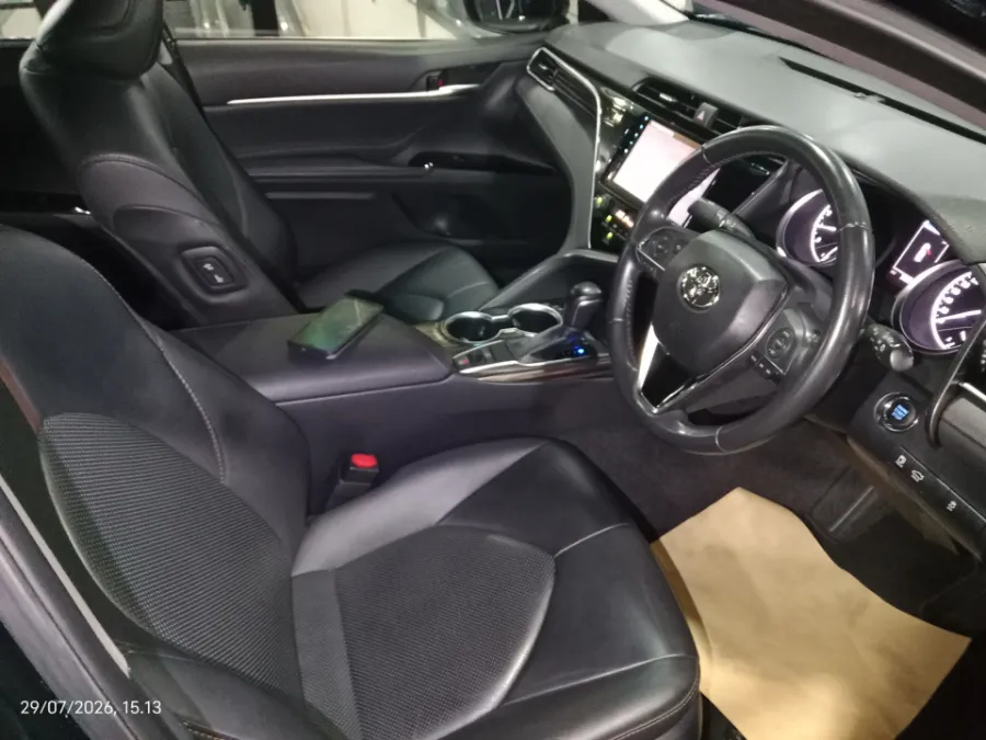 Foto Mobil Bekas Kabin Depan Toyota Camry 2.5 V tahun 2020