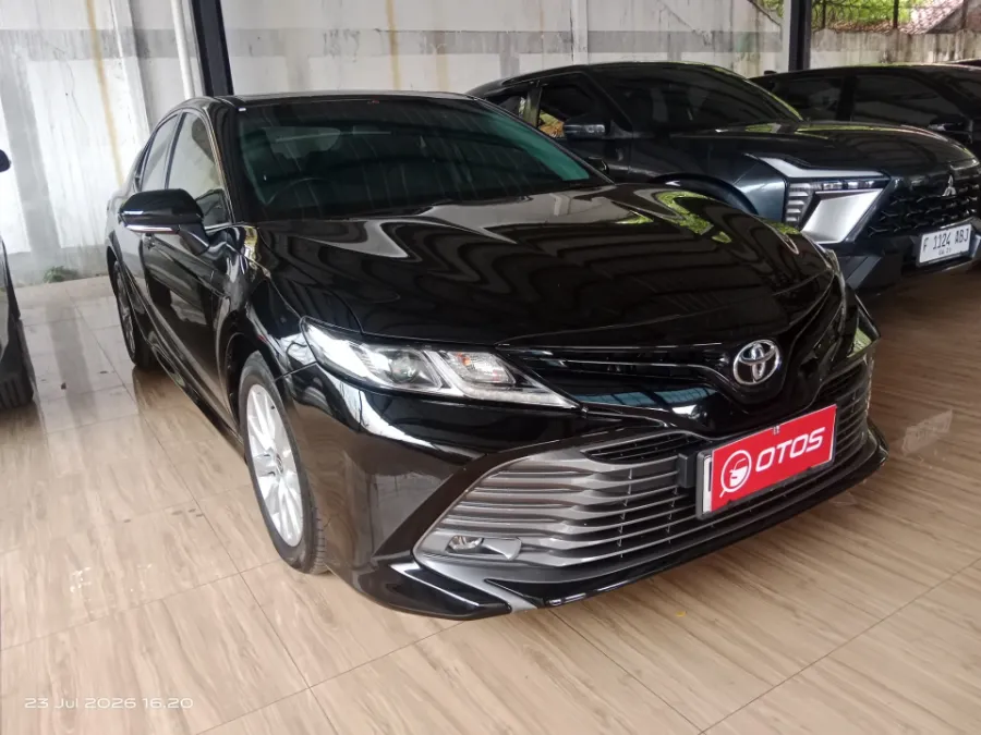 Foto Mobil Bekas Kanan Depan Toyota Camry 2.5 V tahun 2020