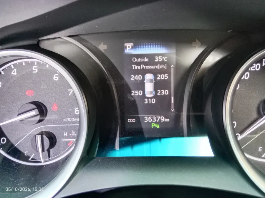 Foto Mobil Bekas Odometer Toyota Camry 2.5 V tahun 2020