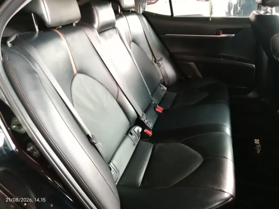 Foto Mobil Bekas Kabin Belakang Toyota Camry 2.5 V tahun 2021