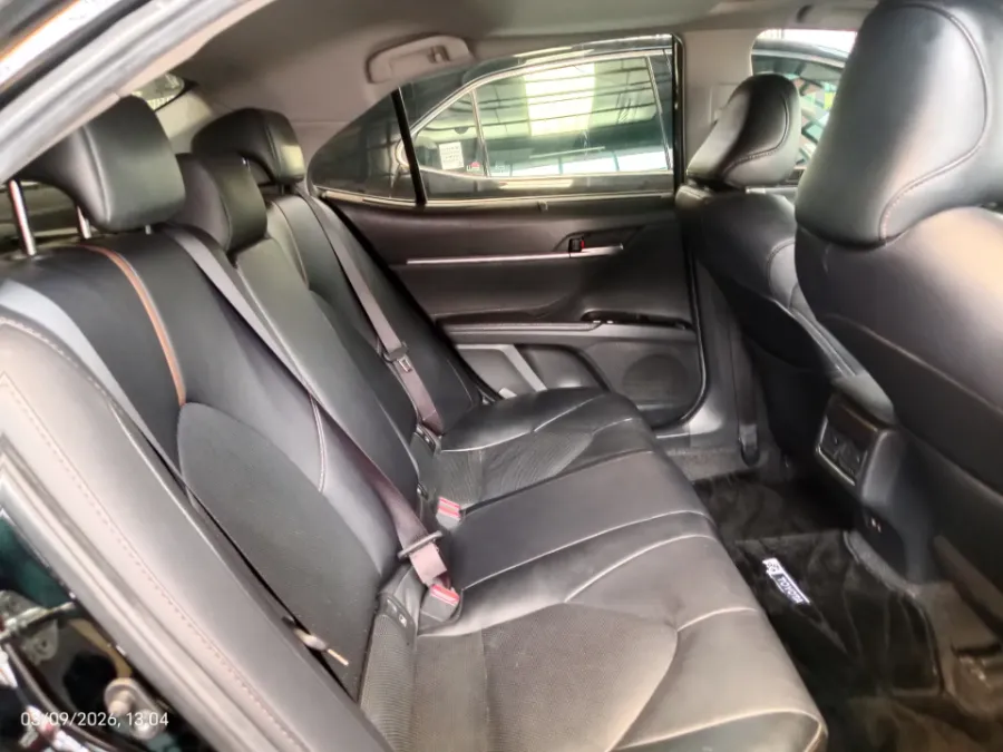 Foto Mobil Bekas Kabin Belakang Toyota Camry 2.5 V tahun 2021