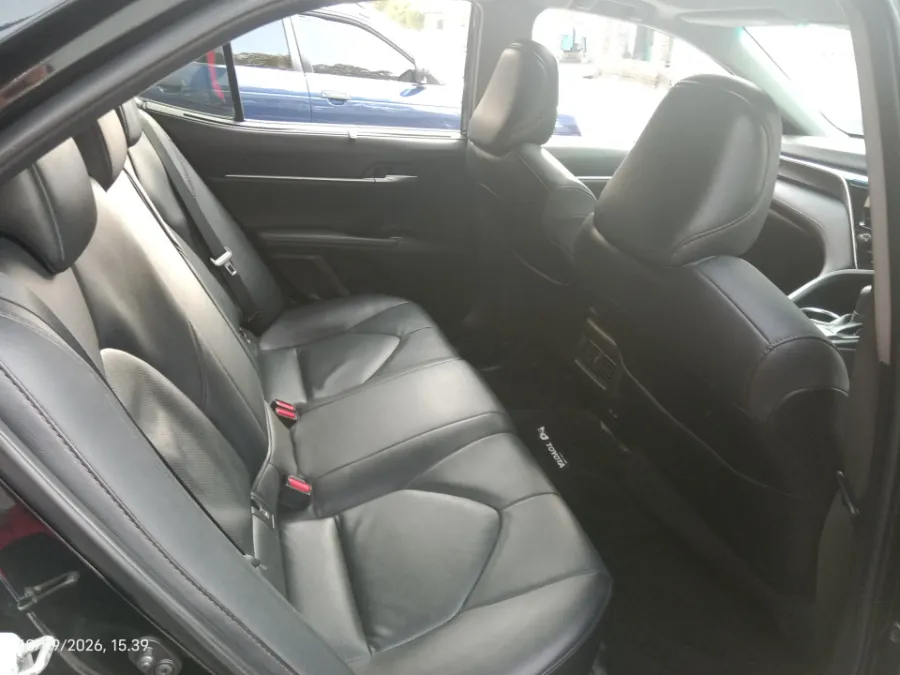 Foto Mobil Bekas Kabin Belakang Toyota Camry 2.5 V tahun 2021