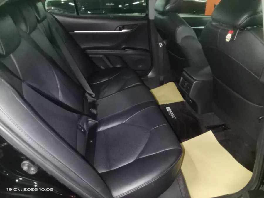 Foto Mobil Bekas Kabin Belakang Toyota Camry 2.5 V tahun 2021