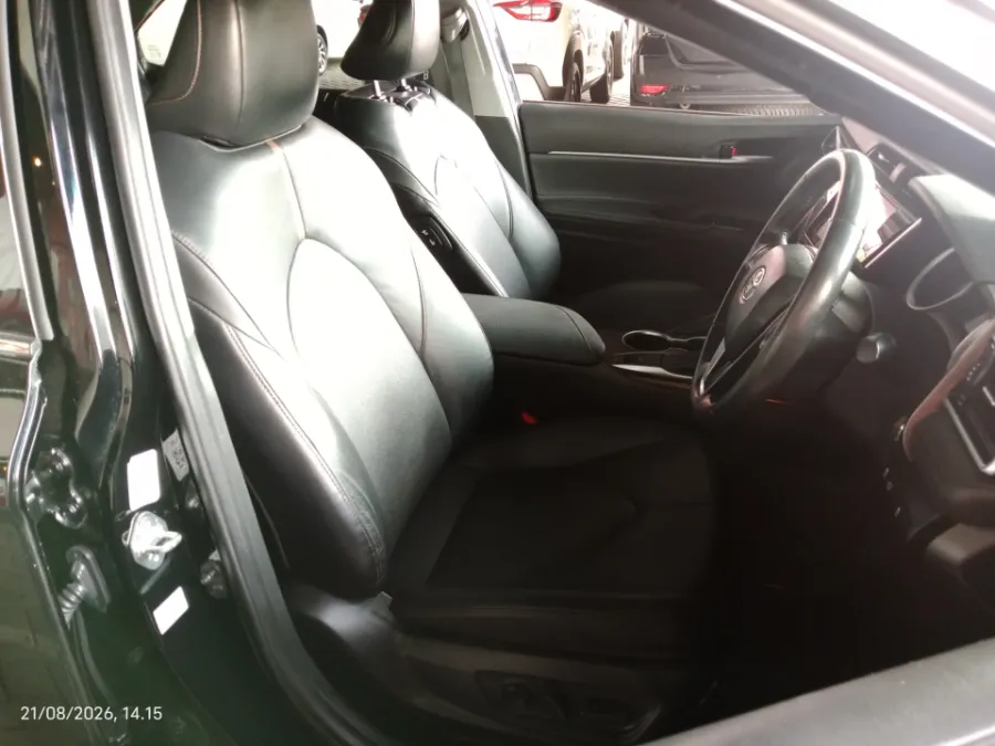 Foto Mobil Bekas Kabin Depan Toyota Camry 2.5 V tahun 2021