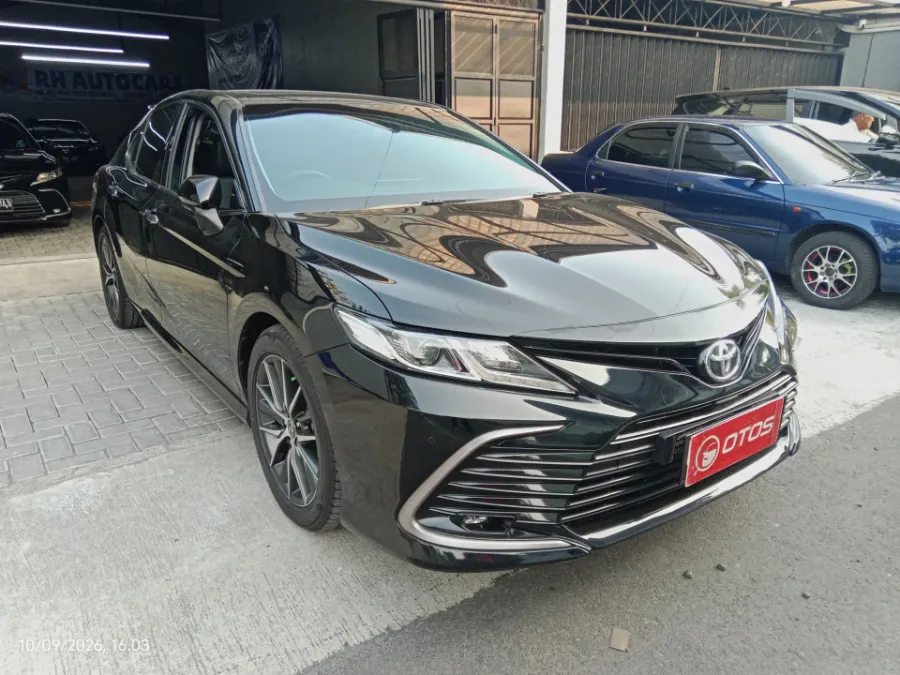 Foto Mobil Bekas Kanan Depan Toyota Camry 2.5 V tahun 2021