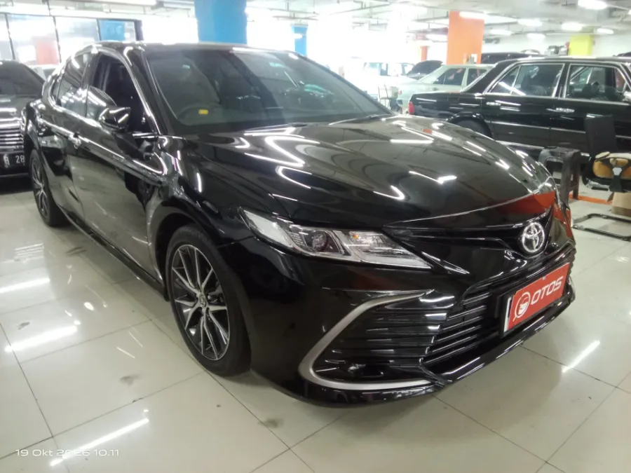 Foto Mobil Bekas Kanan Depan Toyota Camry 2.5 V tahun 2021