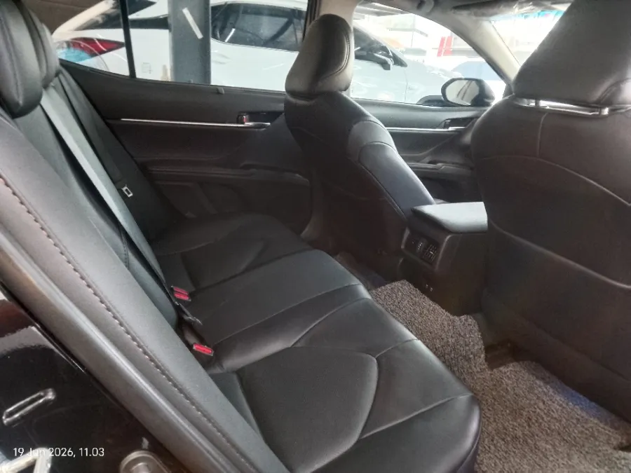 Foto Mobil Bekas Kabin Belakang Toyota Camry 2.5 V tahun 2022