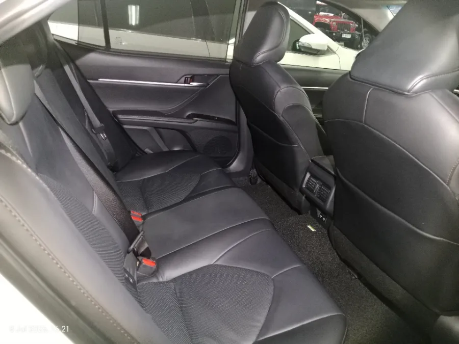 Foto Mobil Bekas Kabin Belakang Toyota Camry 2.5 V tahun 2022