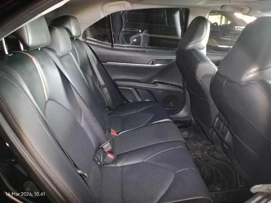 Foto Mobil Bekas Kabin Belakang Toyota Camry 2.5 V tahun 2022
