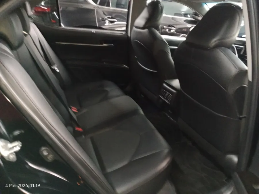 Foto Mobil Bekas Kabin Belakang Toyota Camry 2.5 V tahun 2022