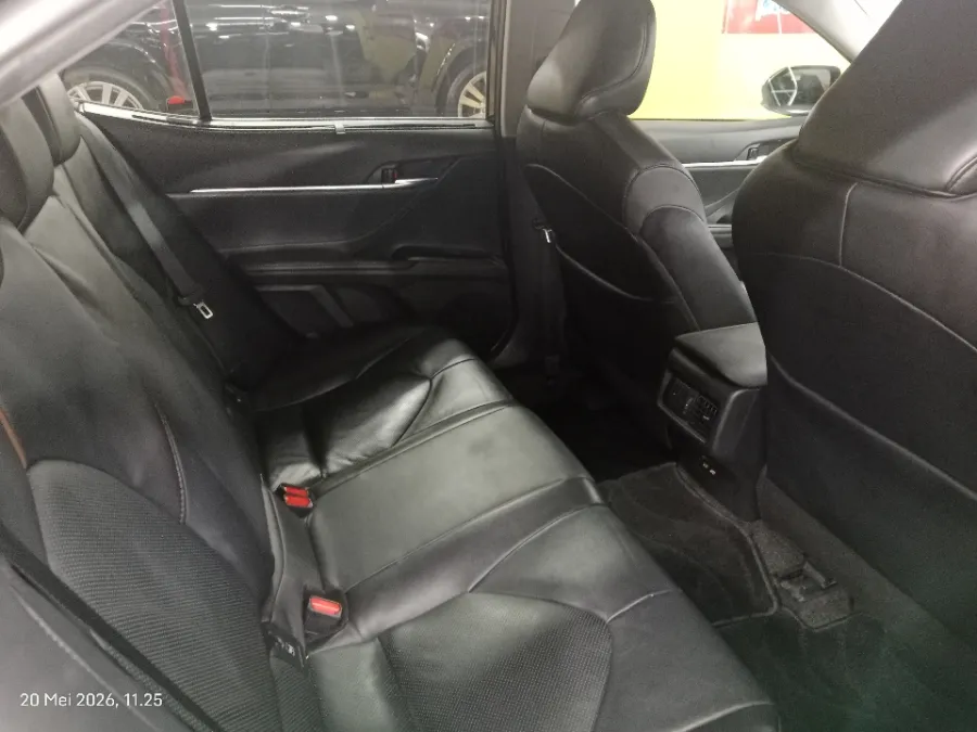 Foto Mobil Bekas Kabin Belakang Toyota Camry 2.5 V tahun 2022