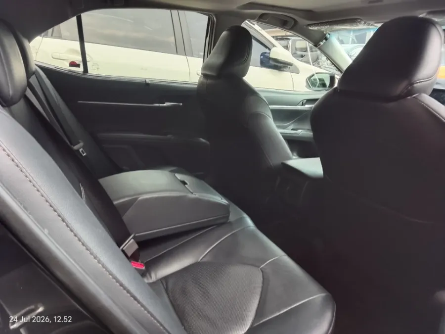 Foto Mobil Bekas Kabin Belakang Toyota Camry 2.5 V tahun 2022