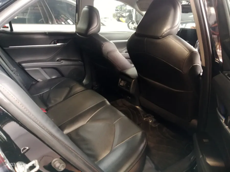 Foto Mobil Bekas Kabin Belakang Toyota Camry 2.5 V tahun 2022