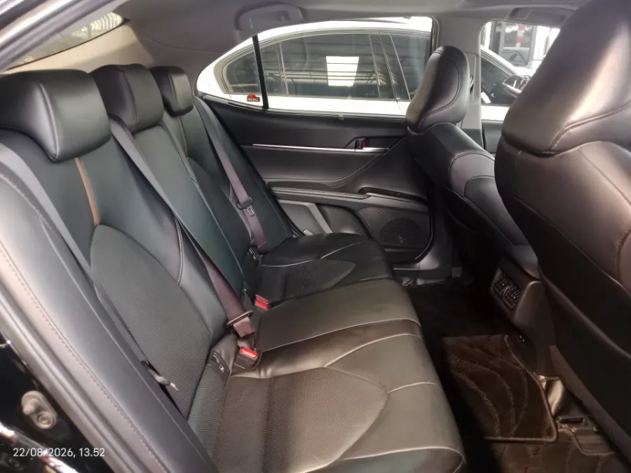 Foto Mobil Bekas Kabin Belakang Toyota Camry 2.5 V tahun 2022