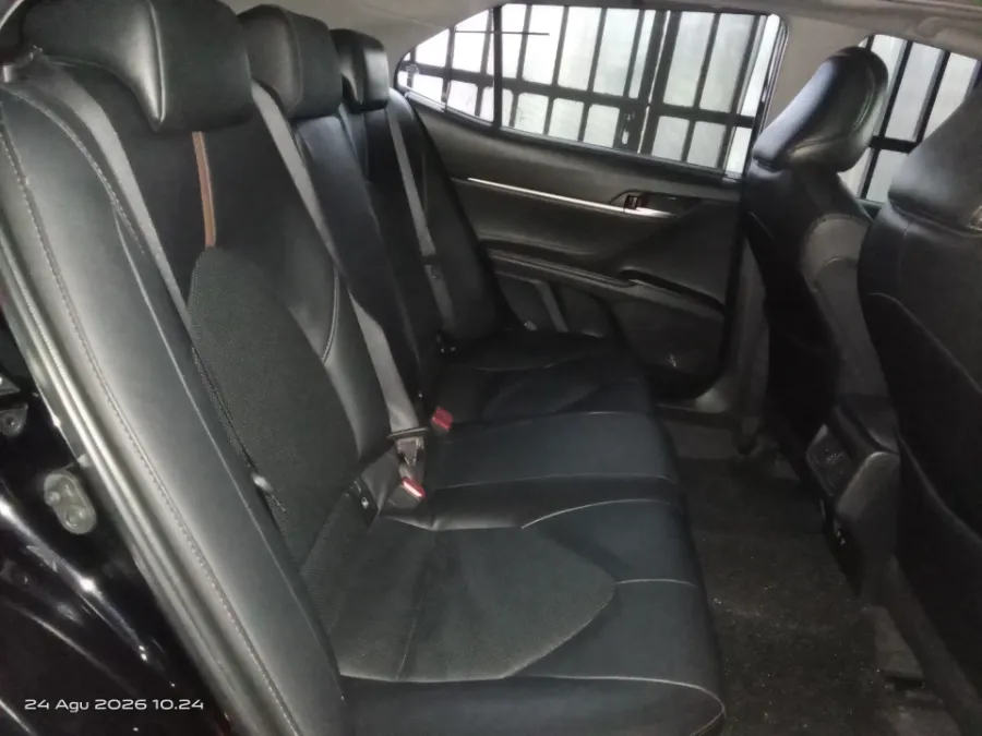Foto Mobil Bekas Kabin Belakang Toyota Camry 2.5 V tahun 2022