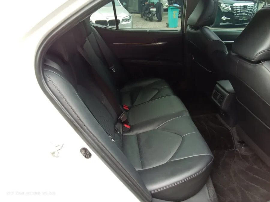 Foto Mobil Bekas Kabin Belakang Toyota Camry 2.5 V tahun 2022